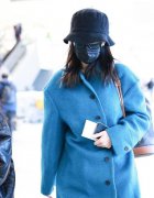「私服发布网」迪丽热巴私服挺有品质的，蓝色大衣清新又甜美
